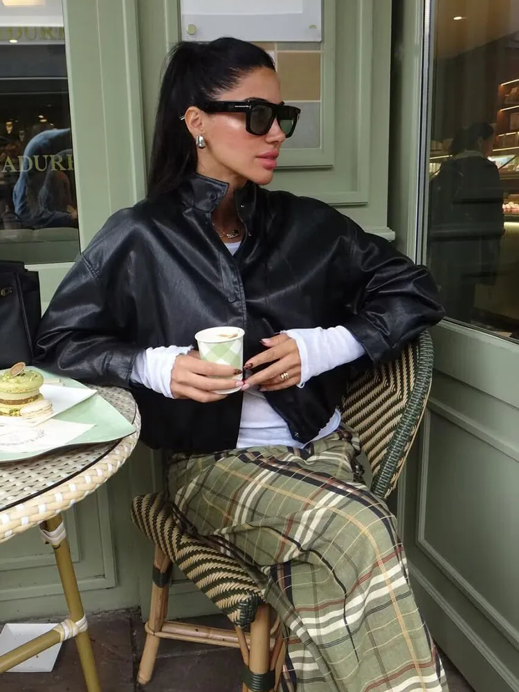 HH женская осенняя мода с высоким воротником из художественной кожи пальто-бомбер женская уличная повседневная однобортная куртка с длинным рукавом
HH женская осенняя мода с высоким воротником из художественной кожи пальто-бомбер женская уличная повседневная однобортная куртка с длинным рукавом