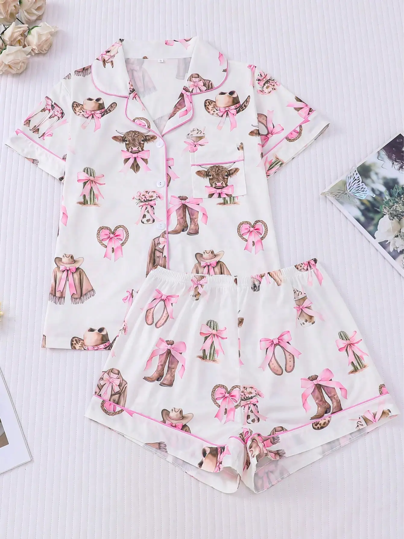 Женский пижамный комплект из 2 предметов: топ с короткими рукавами на пуговицах и шорты с эластичной резинкой на талии с принтом коровы, ботинок и кактуса.
Женский пижамный комплект из 2 предметов: топ с короткими рукавами на пуговицах и шорты с эластичной резинкой на талии с принтом коровы, ботинок и кактуса.