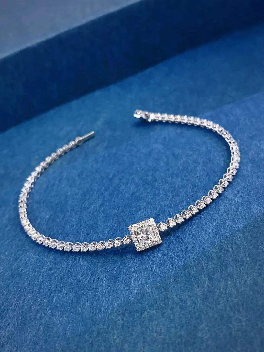 18K real gold GIA Natural Diamond Princess square 30 min square surrounded by diamond Lab grow diamond bracelet Female spot
18K real gold GIA Natural Diamond Princess square 30 min square surrounded by diamond Lab grow diamond bracelet Female spot