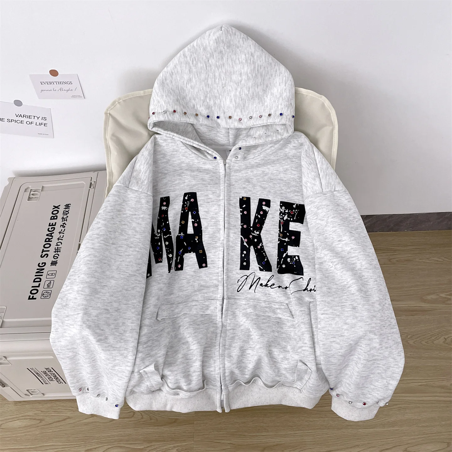 Rhinestone Rivet Hooded Jacket For Men American Retro Letter Printed Loose Sweatshirt Casual Fashion Loose Street Style Coat
Rhinestone Rivet Hooded Jacket For Men American Retro Letter Printed Loose Sweatshirt Casual Fashion Loose Street Style Coat