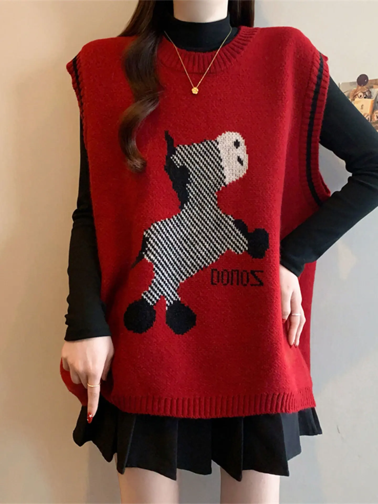 Красный вязаный жилет Svel с мультяшным принтом для женщин, ранняя весна, большие размеры, мягкий, уютный, повседневная верхняя одежда, круглый вырез
Красный вязаный жилет Svel с мультяшным принтом для женщин, ранняя весна, большие размеры, мягкий, уютный, повседневная верхняя одежда, круглый вырез