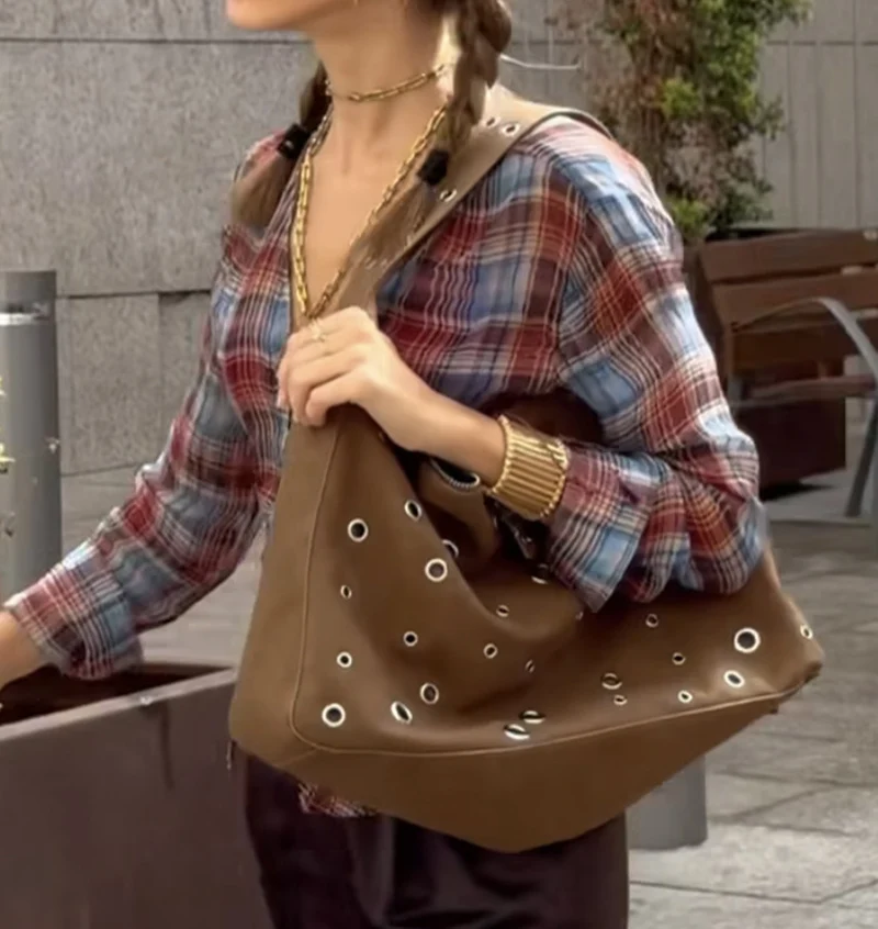 New Design Rivet Shoulder Bag Women's Armpit Bag 2025 New PU Leather Velvet Hollow Handbag Shoulder Bag
New Design Rivet Shoulder Bag Women's Armpit Bag 2025 New PU Leather Velvet Hollow Handbag Shoulder Bag