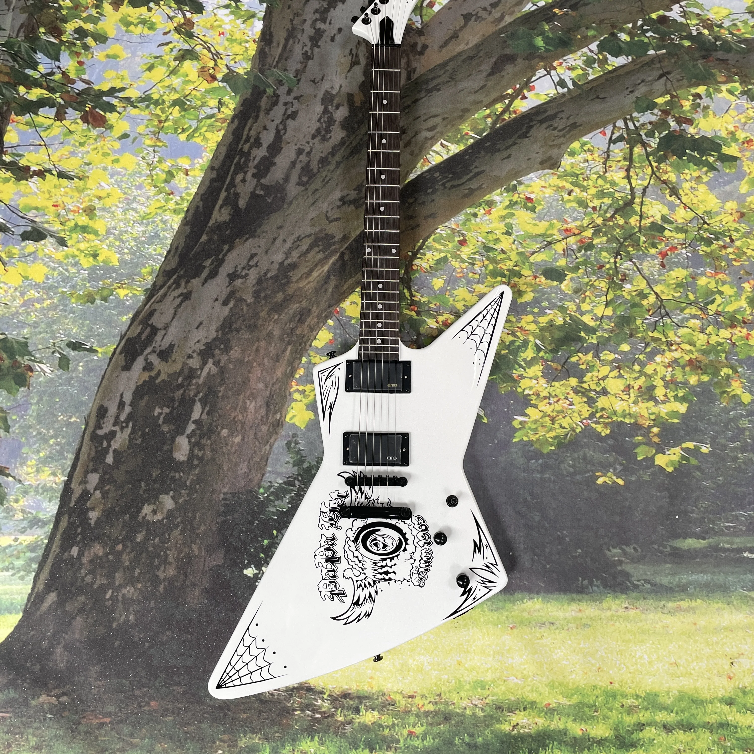 6-string electric guitar, rosewood fingerboard pure white graffiti-shaped guitars, double pickup fast-playing electric guitarra
6-string electric guitar, rosewood fingerboard pure white graffiti-shaped guitars, double pickup fast-playing electric guitarra