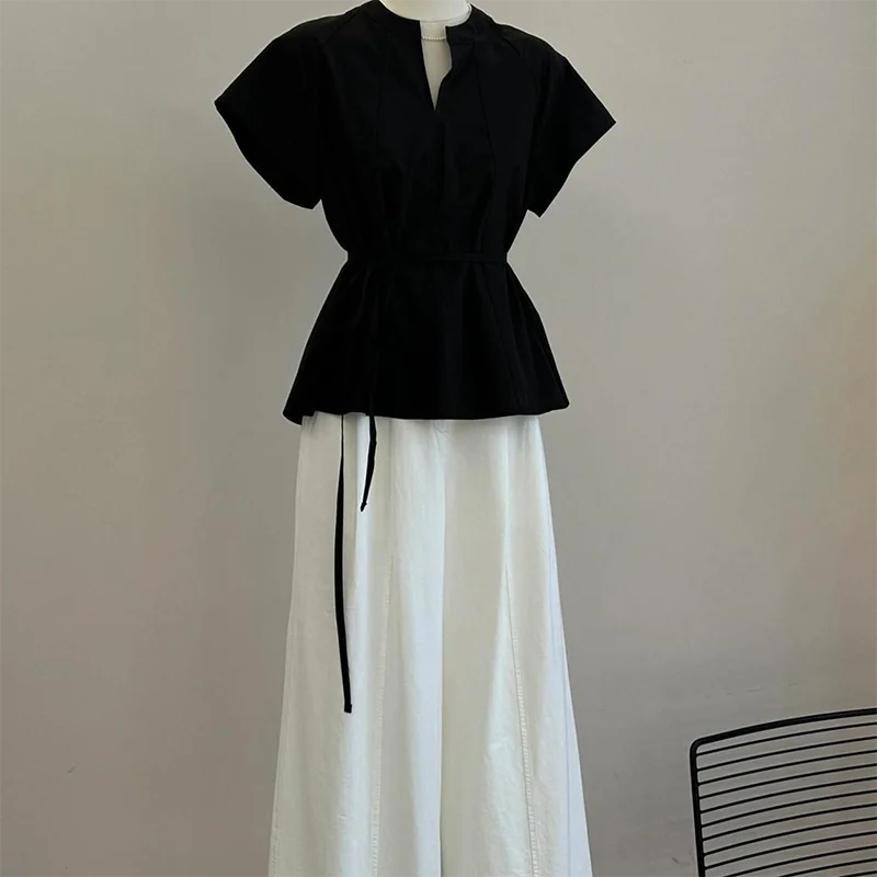 Two-piece female summer wear 2024 new fashion temperament black waist T-shirt white wide-leg pants suit.
Two-piece female summer wear 2024 new fashion temperament black waist T-shirt white wide-leg pants suit.