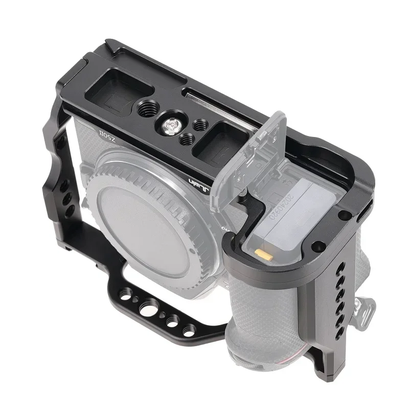 Camera Cage Aluminum Alloy Video Cage For Nikon Z50II Mirrorless Camera with Cold Shoe Mount 1/4in & 3/8in Screw Holes
Camera Cage Aluminum Alloy Video Cage For Nikon Z50II Mirrorless Camera with Cold Shoe Mount 1/4in & 3/8in Screw Holes