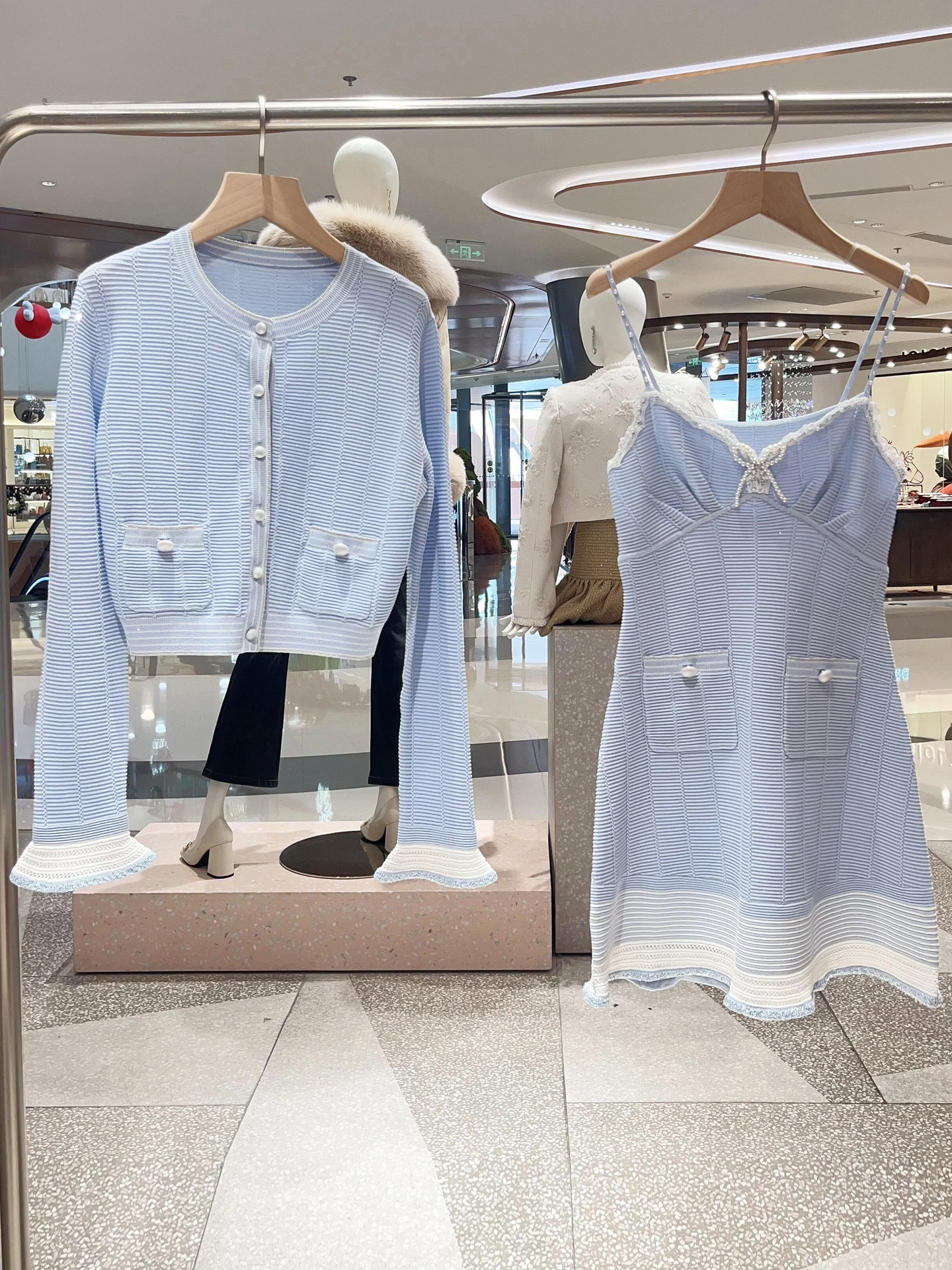 High-End Spring 2026 Women's Knitted Sleeveless Cardigan Dress Set with Flared Sleeves round Neck Short Length Polyester Fiber
High-End Spring 2026 Women's Knitted Sleeveless Cardigan Dress Set with Flared Sleeves round Neck Short Length Polyester Fiber