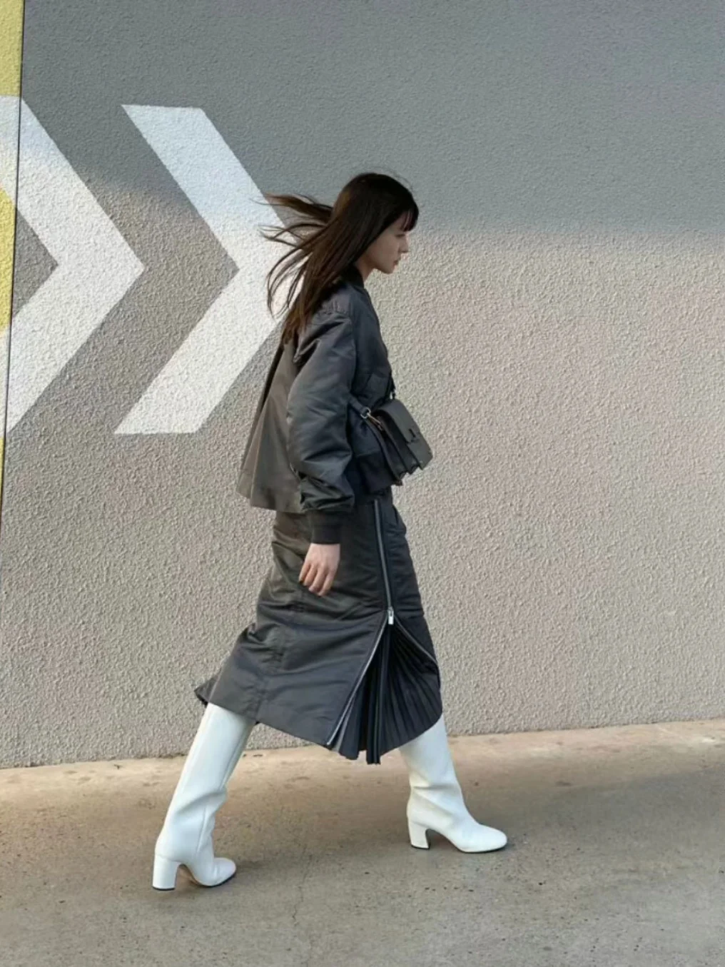 FOG SACAI Spring 2024 Women's Slimming Waist terne Pleated Skirt Zipper Side Dstring Design Polyester Fiber
FOG SACAI Spring 2024 Women's Slimming Waist terne Pleated Skirt Zipper Side Dstring Design Polyester Fiber
