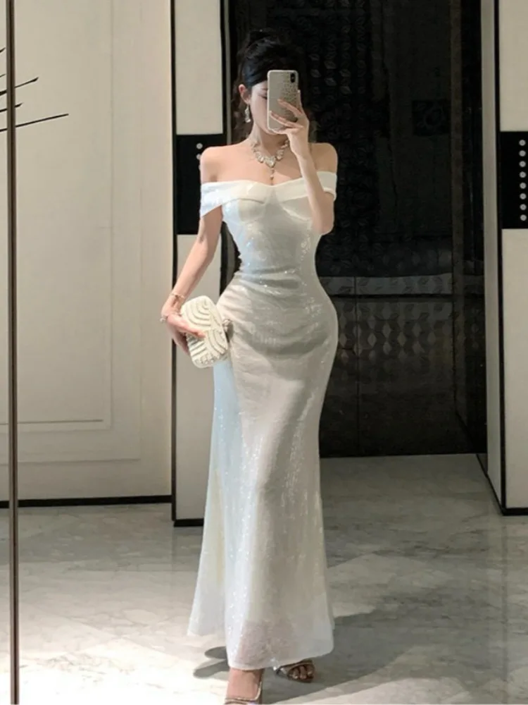 Sexy One-Shoulder Long Evening Gown with Sequins Highlighting Women's Figure Elegant High Waist Zipper Style No-Sleeve Dress
Sexy One-Shoulder Long Evening Gown with Sequins Highlighting Women's Figure Elegant High Waist Zipper Style No-Sleeve Dress
