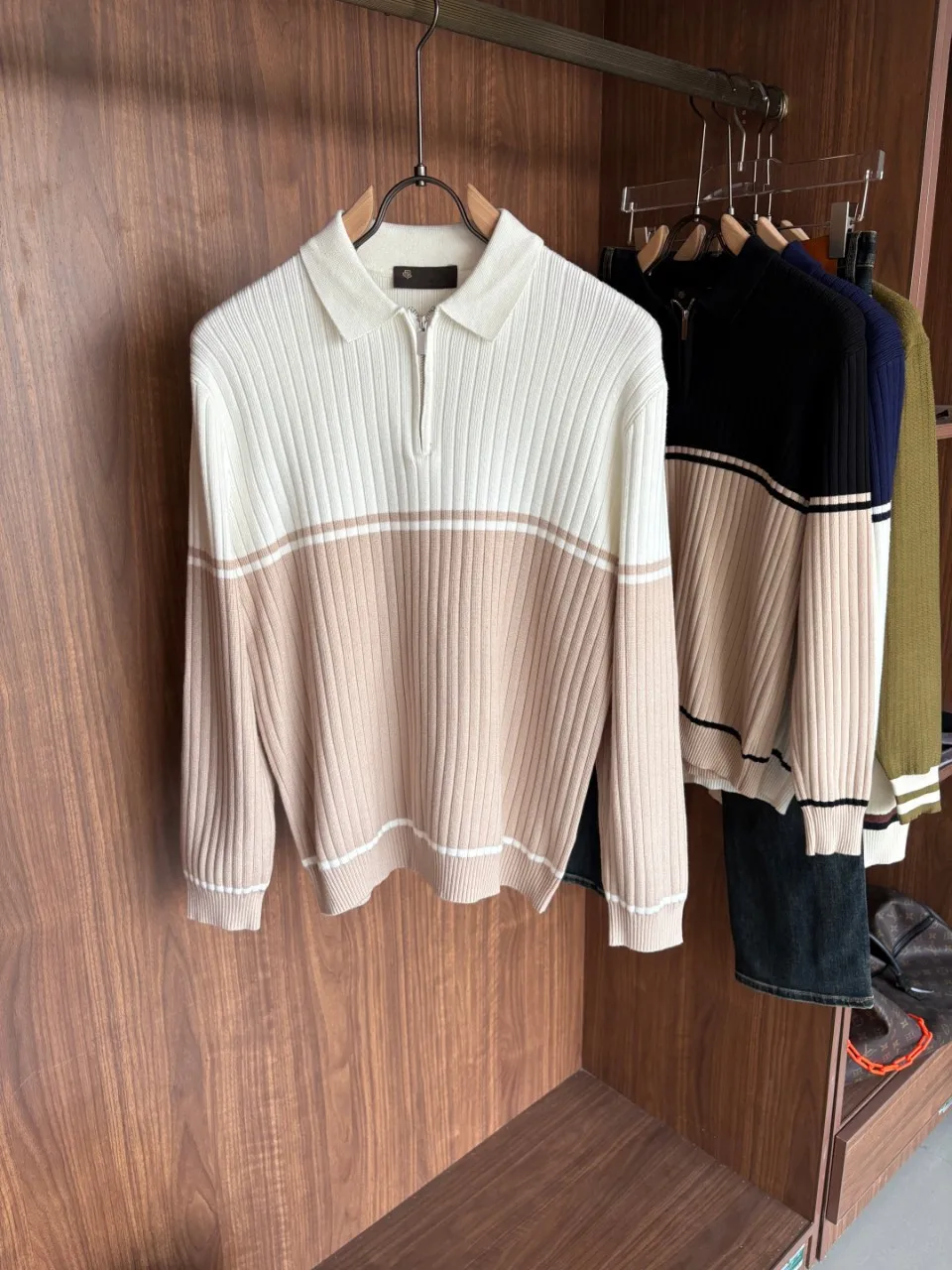 Высококачественный мужской вязаный длинный свитер Loro с отложным воротником и полумолнией, сверхтонкая качественная пряжа, повседневная одежда
Высококачественный мужской вязаный длинный свитер Loro с отложным воротником и полумолнией, сверхтонкая качественная пряжа, повседневная одежда