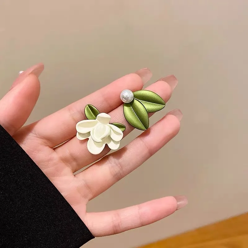 1pair New Fashion Elegant Asymmetry Imitation Gardenias Shape Stud Earrings For Women Flower Temperament Ornaments Accessories
1pair New Fashion Elegant Asymmetry Imitation Gardenias Shape Stud Earrings For Women Flower Temperament Ornaments Accessories