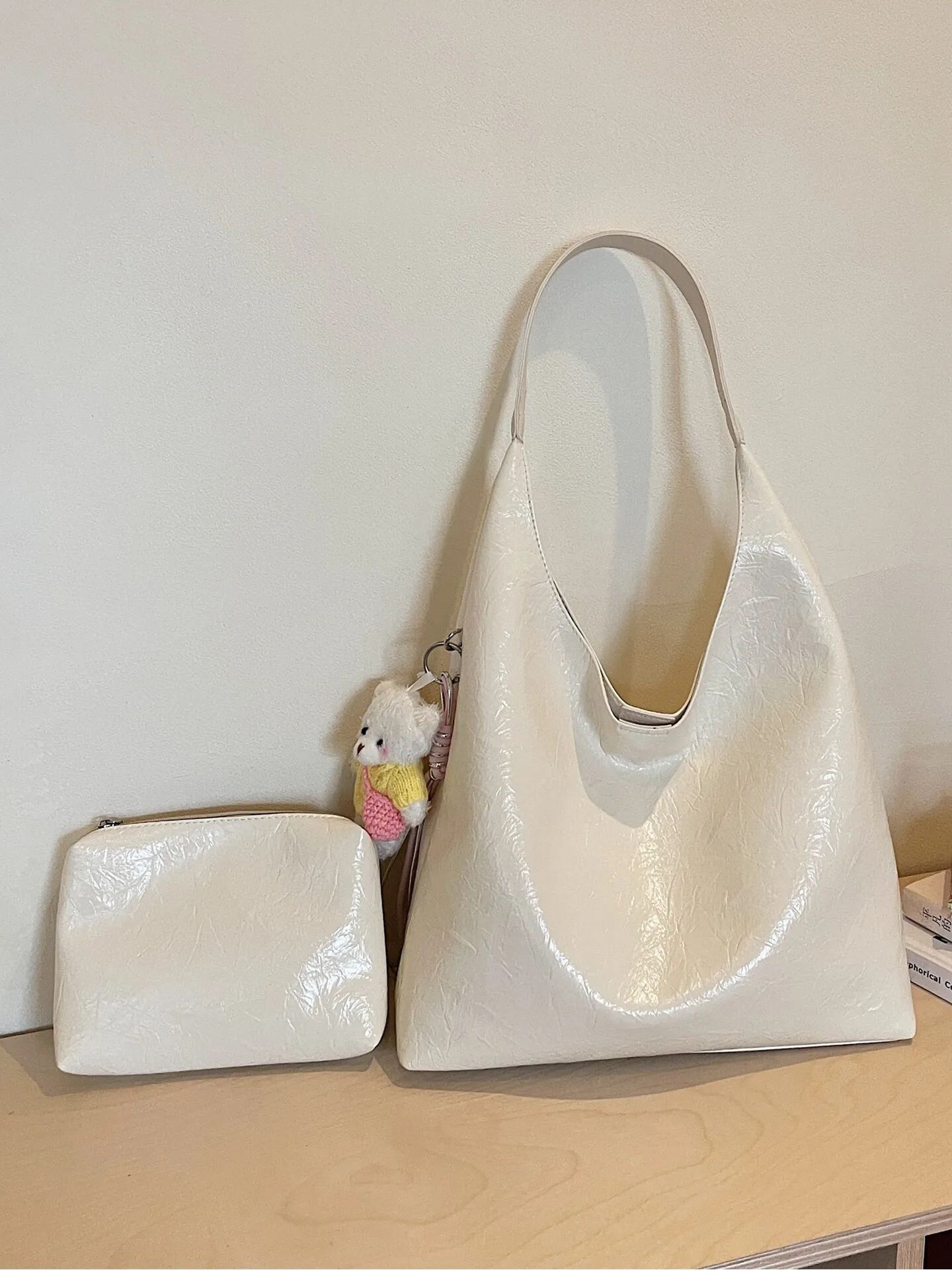 Simple Solid Color Large Capacity Tote Bag Work Commuting Bag Texture Leather Bag Korean Women's Inner Lining Shoulder Bag New
Simple Solid Color Large Capacity Tote Bag Work Commuting Bag Texture Leather Bag Korean Women's Inner Lining Shoulder Bag New