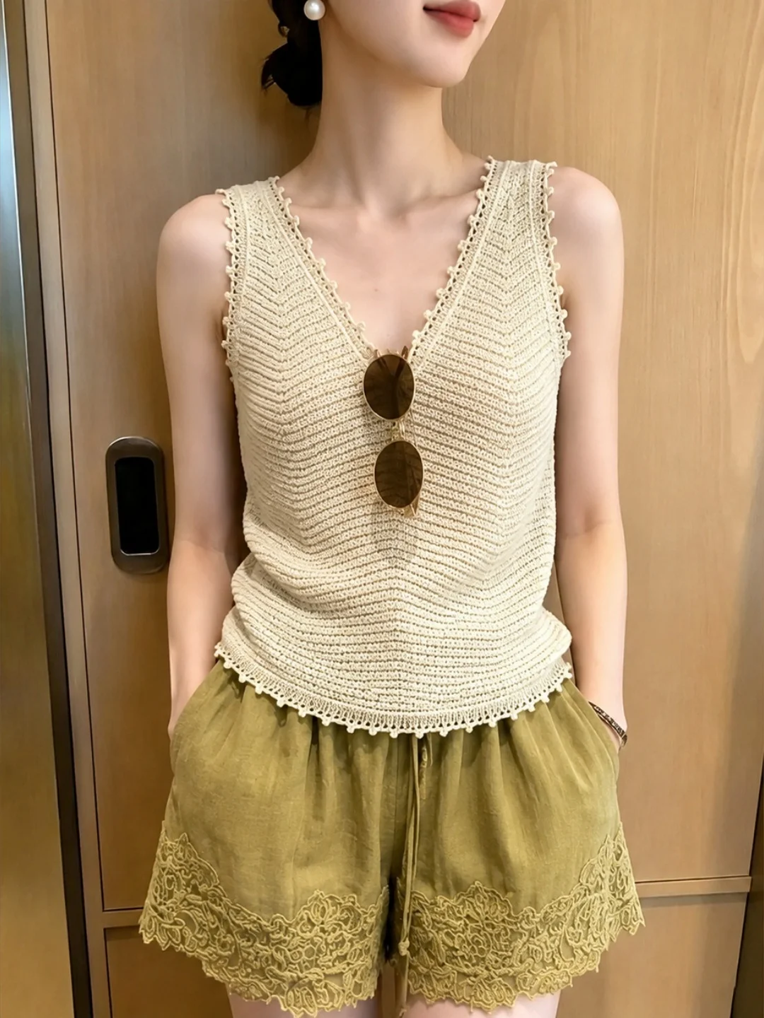 Elegant V-Neck Ice Silk Knitted Vest Women's Sleeveless Top Summer Versatile Design Loose Fit Commute Style Fashionable Outer...
Elegant V-Neck Ice Silk Knitted Vest Women's Sleeveless Top Summer Versatile Design Loose Fit Commute Style Fashionable Outer...