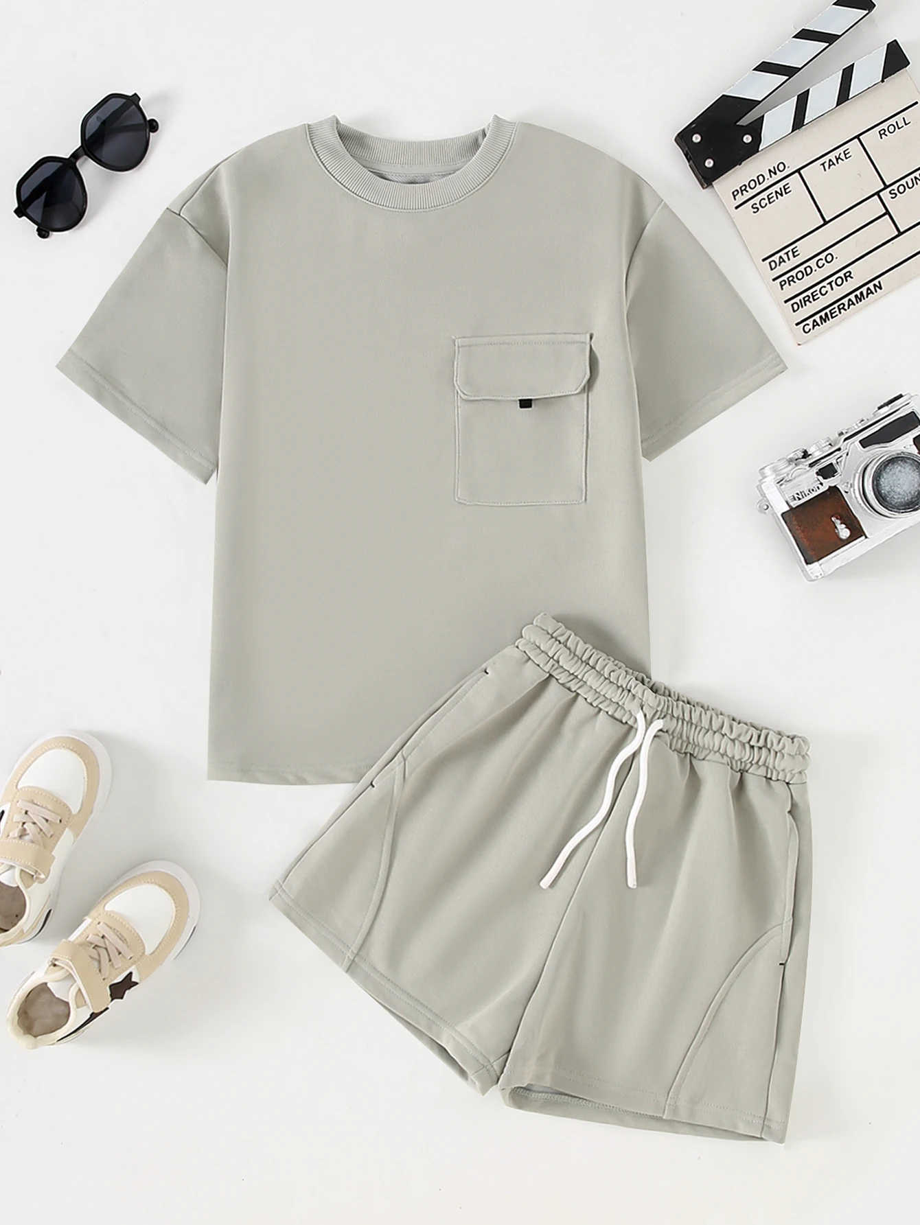 Летние шорты с карманами и короткими рукавами для мальчиков из двух предметов, свободный повседневный однотонный комплект футболок
Летние шорты с карманами и короткими рукавами для мальчиков из двух предметов, свободный повседневный однотонный комплект футболок