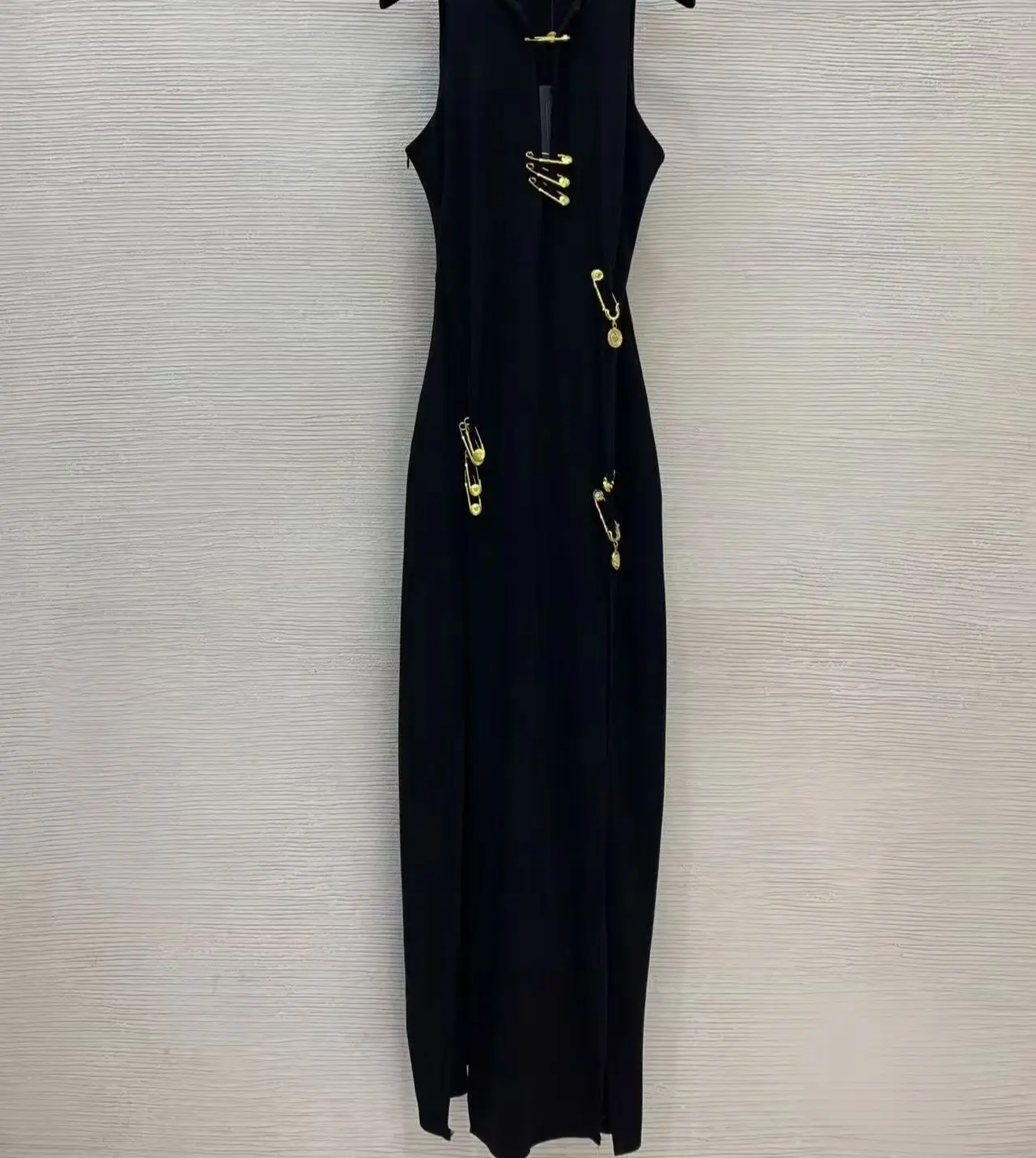 Luxury casual heavy-duty metal brooch deep V-shaped hip-length dress, high slit, fitted and slimming, sleeveless black dress
Luxury casual heavy-duty metal brooch deep V-shaped hip-length dress, high slit, fitted and slimming, sleeveless black dress