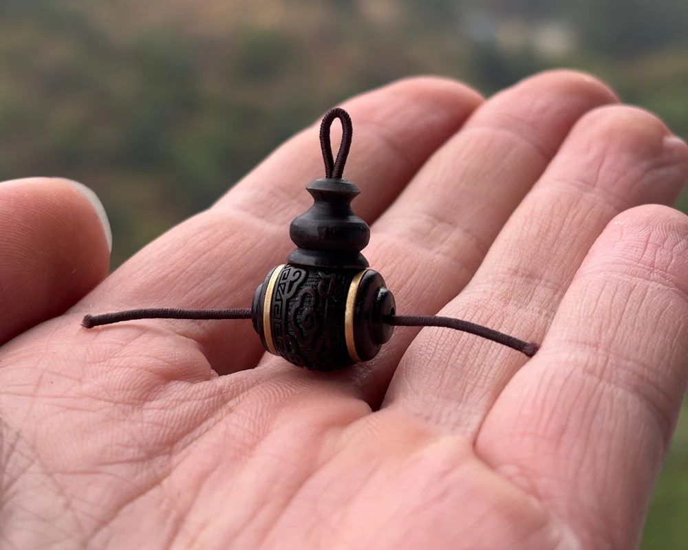 Натуральная черная деревянная бусина гуру, бусины гуру с резным облаком, 1 шт. бусина гуру, аксессуары для самостоятельного изготовления, фурнитура для ювелирных изделий, 12 мм, 3 отверстия
Натуральная черная деревянная бусина гуру, бусины гуру с резным облаком, 1 шт. бусина гуру, аксессуары для самостоятельного изготовления, фурнитура для ювелирных изделий, 12 мм, 3 отверстия