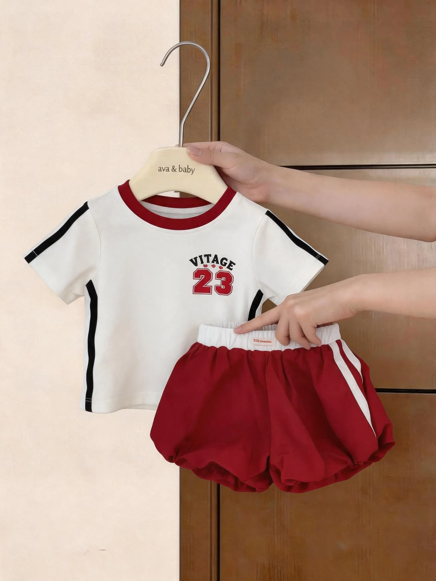 Girls Sporty Summer Outfit round Neck Short Sleeve Comfortable Two-Piece Set Casual Floral Print Shorts Shirt Style
Girls Sporty Summer Outfit round Neck Short Sleeve Comfortable Two-Piece Set Casual Floral Print Shorts Shirt Style