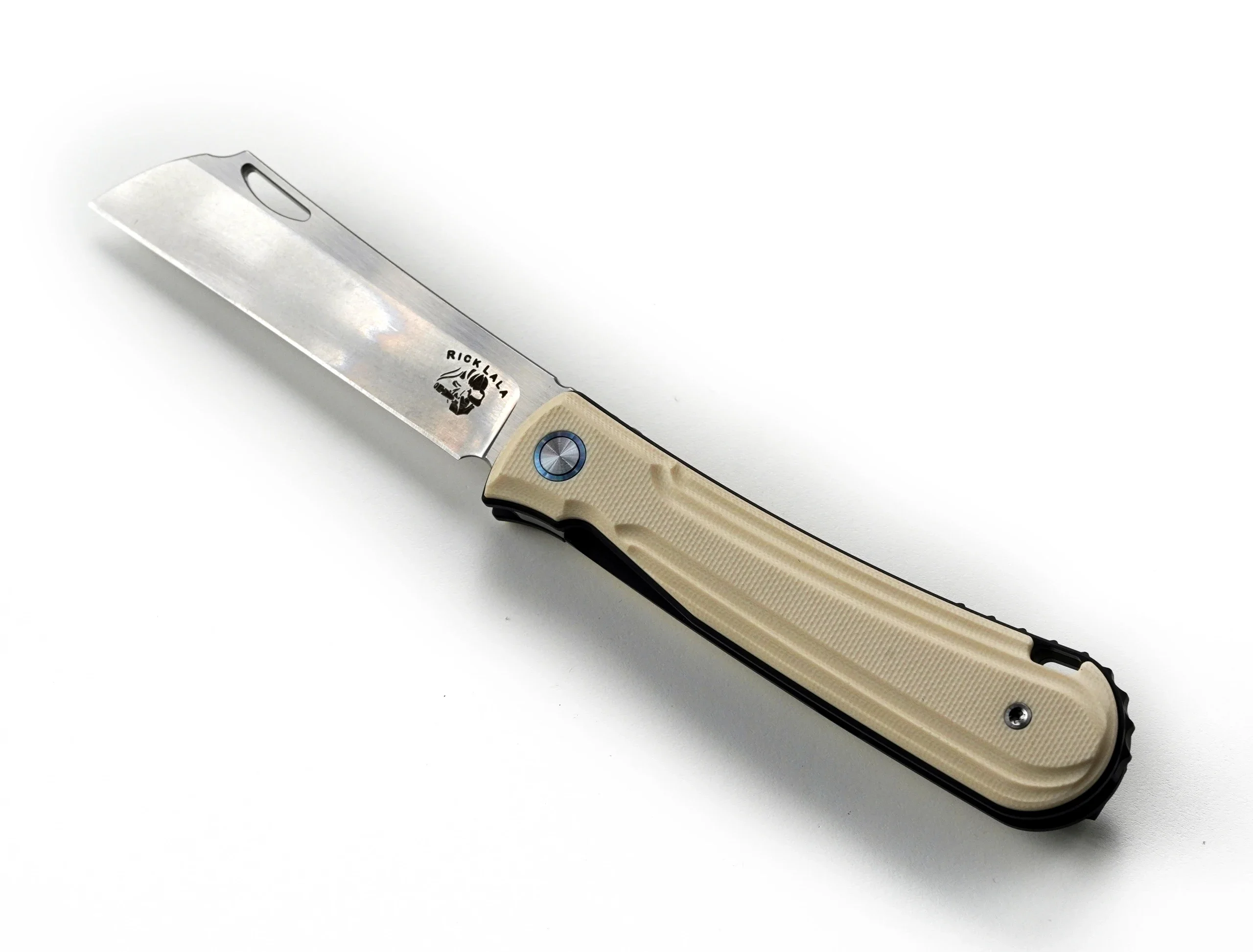 Rick Lala Collab Caipira, Front Flipper Knife, Ivory G10 Stormtrooper Edition
Rick Lala Collab Caipira, Front Flipper Knife, Ivory G10 Stormtrooper Edition