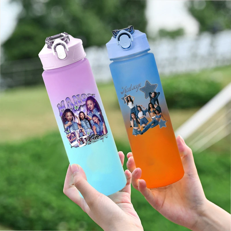 750ml Fashion K POP K-KATSEYE Gradient Water Bottle Fashion Printed Gradient Water Bottle Kettle with Scale Trendy Birthday Gift
750ml Fashion K POP K-KATSEYE Gradient Water Bottle Fashion Printed Gradient Water Bottle Kettle with Scale Trendy Birthday Gift