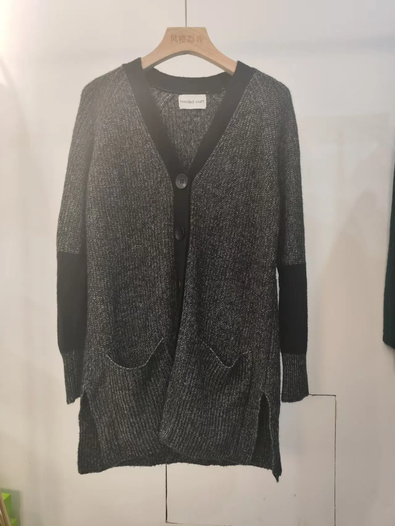 HOODED STAFF women's autumn and winter sweater cardigan wool blend V-neck sweater
HOODED STAFF women's autumn and winter sweater cardigan wool blend V-neck sweater