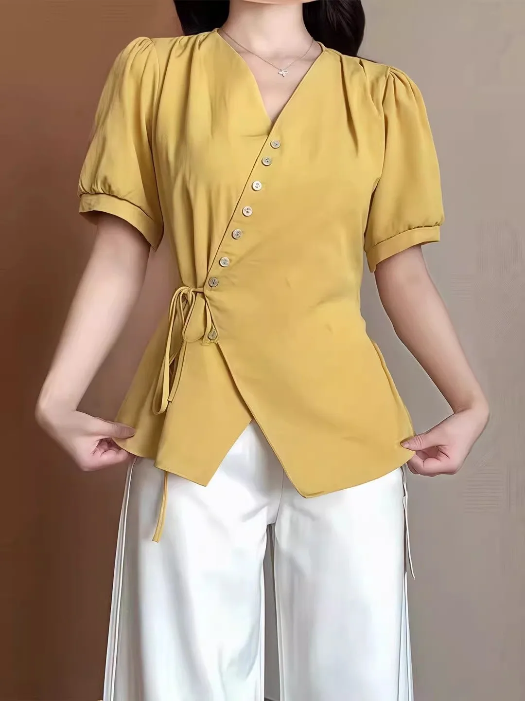 plus Size Yellow V-Neck Short Sleeve Shirt Women's Summer Waist-Cinching Asymmetrical Top Korean Style Commute Fashion
plus Size Yellow V-Neck Short Sleeve Shirt Women's Summer Waist-Cinching Asymmetrical Top Korean Style Commute Fashion