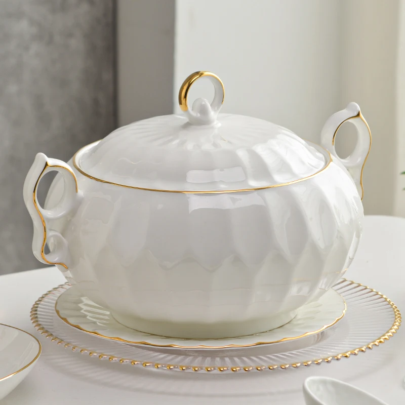 Большая керамическая супница с крышкой, круглая, из костяного фарфора, с позолоченным рельефом, в европейском стиле, для домашнего использования, фарфоровая супница
Большая керамическая супница с крышкой, круглая, из костяного фарфора, с позолоченным рельефом, в европейском стиле, для домашнего использования, фарфоровая супница
