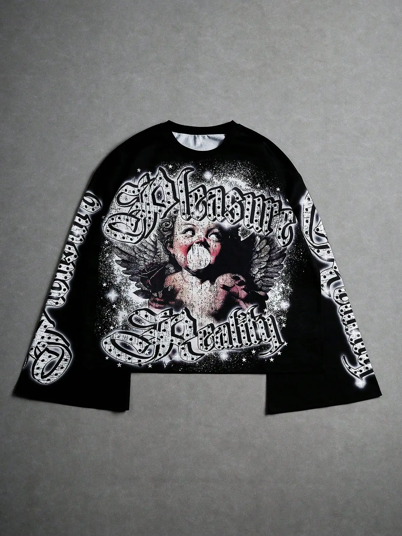 Черная укороченная футболка оверсайз с длинными рукавами, графическим принтом ангела и готической типографской надписью
Черная укороченная футболка оверсайз с длинными рукавами, графическим принтом ангела и готической типографской надписью