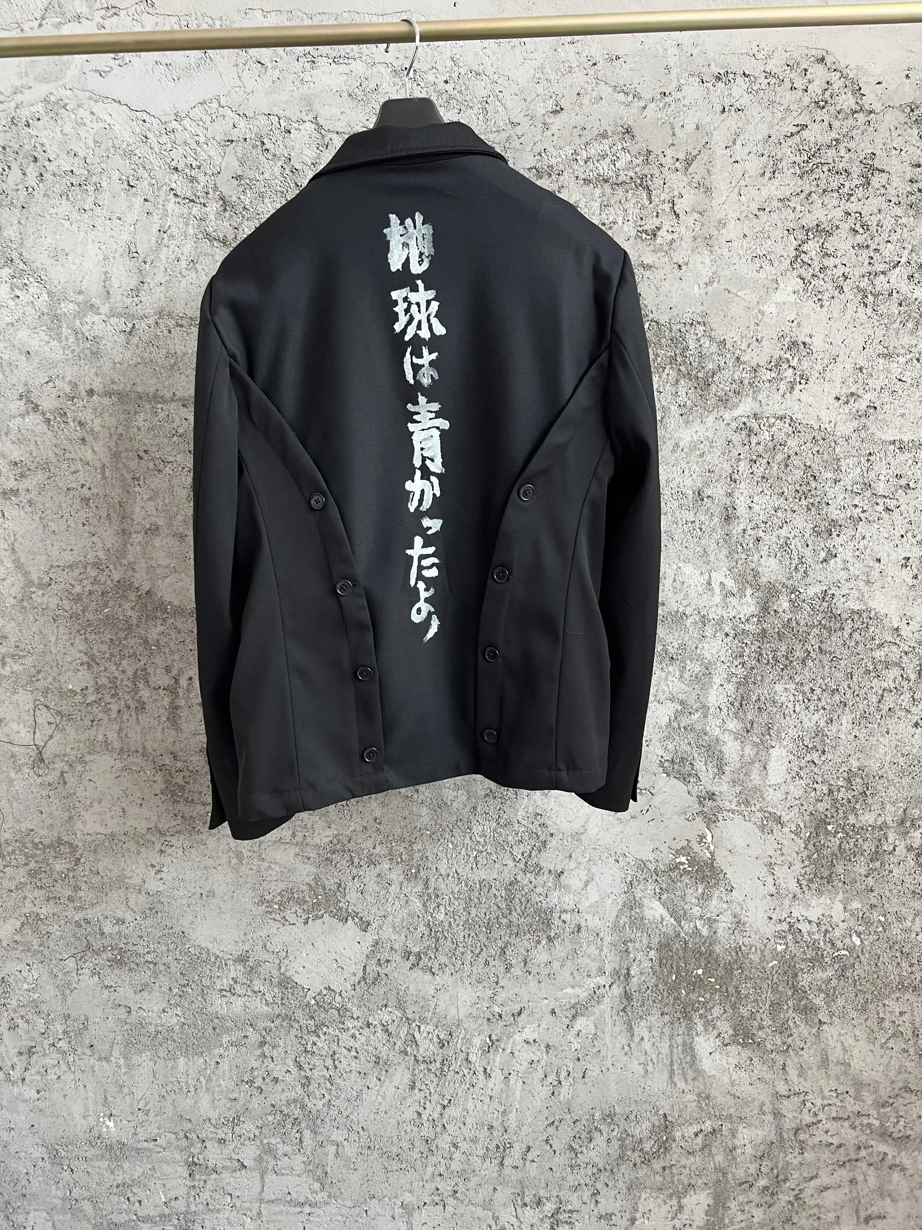 TOP-YAMAMOTO original design, Japanese-style earth sphere text slogan, printed short jacket on the back
TOP-YAMAMOTO original design, Japanese-style earth sphere text slogan, printed short jacket on the back