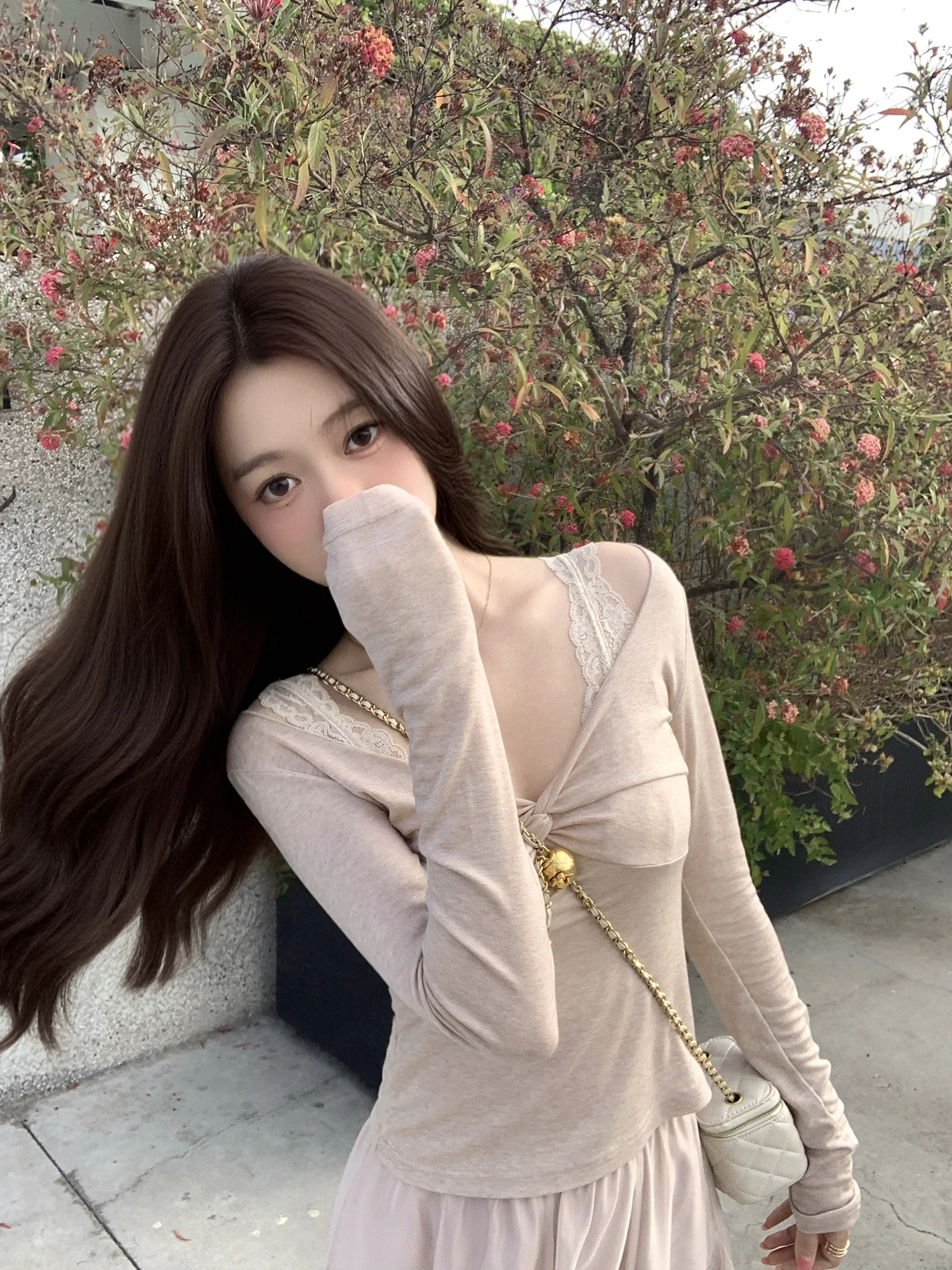 Футболка Yang Wan Yu Pure Desire Tian Silk Wool с V-образным вырезом и длинными рукавами, универсальная, элегантная, для девушек, с высокой талией, приятная к телу.
Футболка Yang Wan Yu Pure Desire Tian Silk Wool с V-образным вырезом и длинными рукавами, универсальная, элегантная, для девушек, с высокой талией, приятная к телу.
