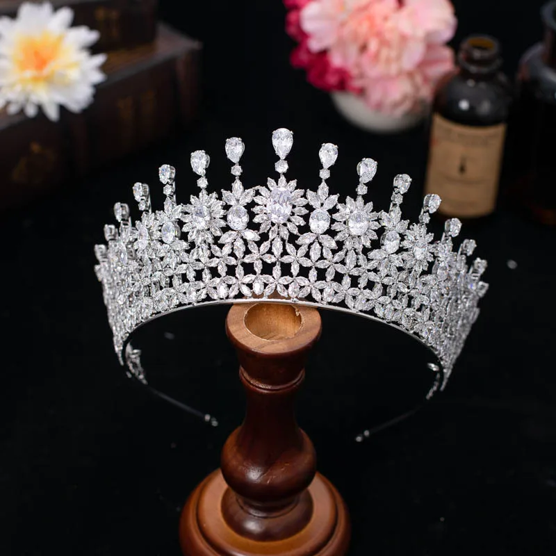 Luxury Crowns For Queen Cubic Zirconia CZ Princess Royal Bridal Tiara Crown For Women Pageant Miss Universe Wedding Headdress
Luxury Crowns For Queen Cubic Zirconia CZ Princess Royal Bridal Tiara Crown For Women Pageant Miss Universe Wedding Headdress