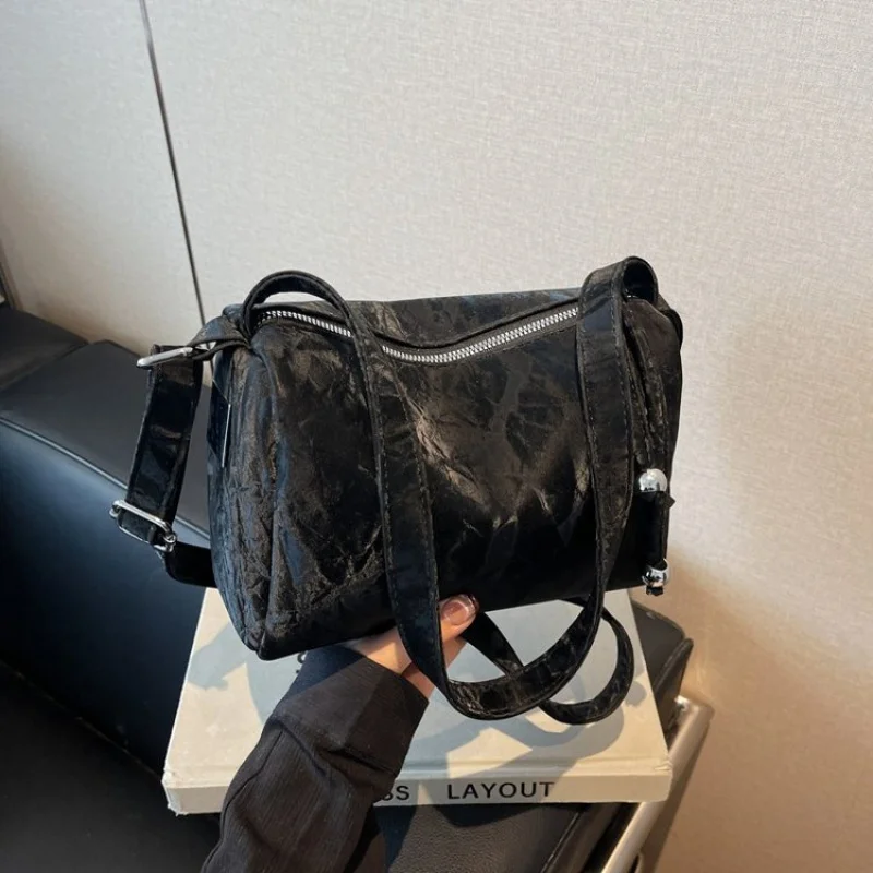 Elegant-bright 2025 New Ladies Luxury Brand Leather Hand Bag Famous Designer Popular Classic Simple
Elegant-bright 2025 New Ladies Luxury Brand Leather Hand Bag Famous Designer Popular Classic Simple