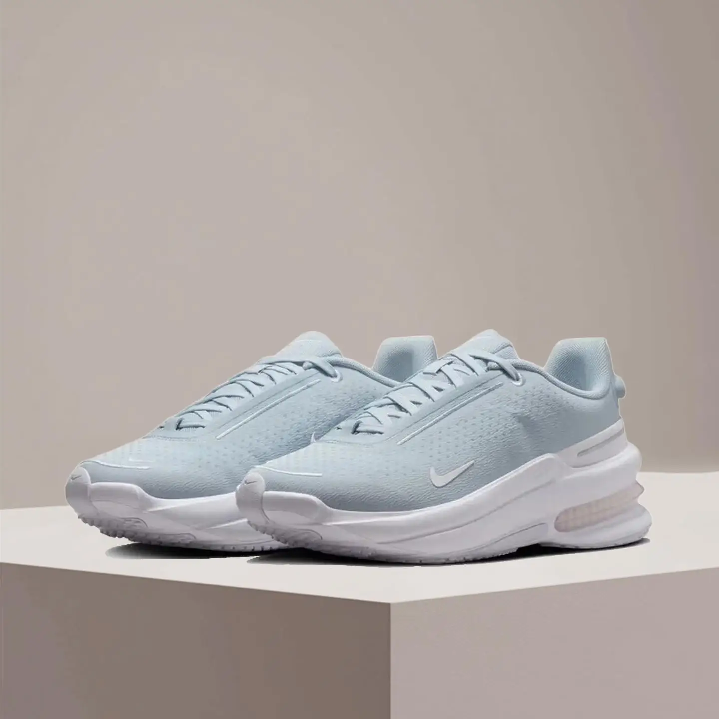 Удобные и универсальные кроссовки Nike Air Zoom Upturn SC с амортизацией, нескользящей подошвой и низким верхом, модель IB2764-400.
Удобные и универсальные кроссовки Nike Air Zoom Upturn SC с амортизацией, нескользящей подошвой и низким верхом, модель IB2764-400.