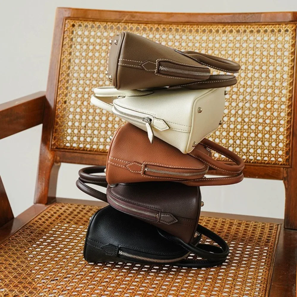 Handheld Women's Bags, High-end Niche Design, Shell Bags, Simple Mini Bowling Texture Unique Fashion Simple Urban Simplicity
Handheld Women's Bags, High-end Niche Design, Shell Bags, Simple Mini Bowling Texture Unique Fashion Simple Urban Simplicity