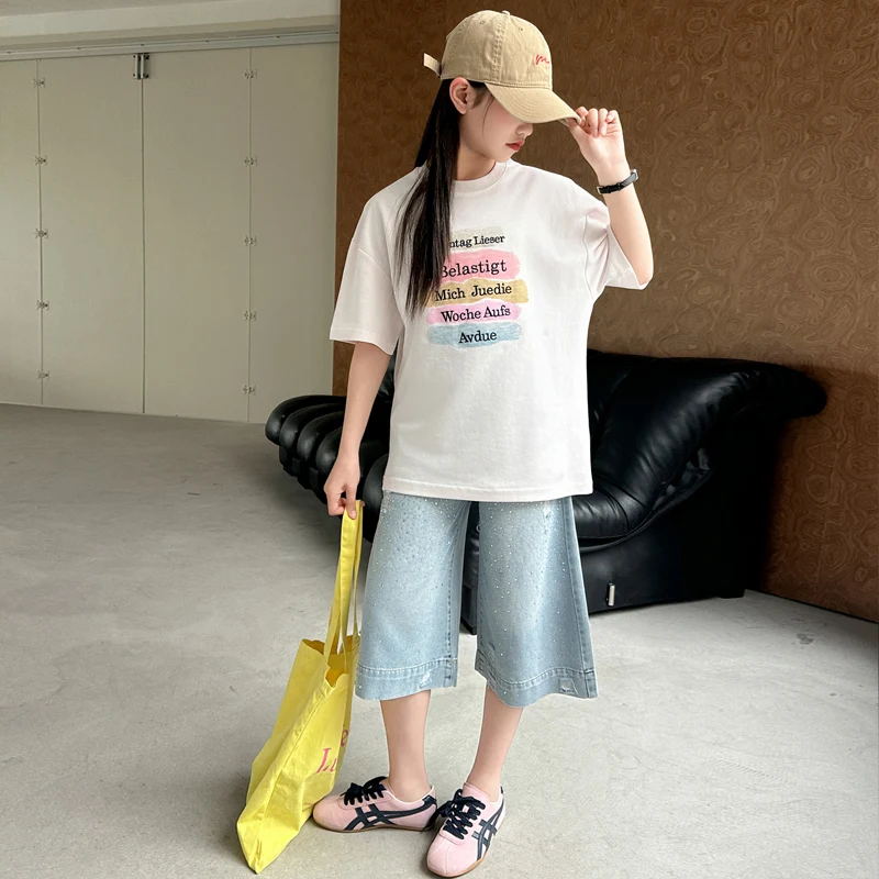 New Girl's Summer Jeans 2026 Spring Boys' Wide Leg Pants Hot Stamped Shorts Autumn Children's Sports Pants
New Girl's Summer Jeans 2026 Spring Boys' Wide Leg Pants Hot Stamped Shorts Autumn Children's Sports Pants
