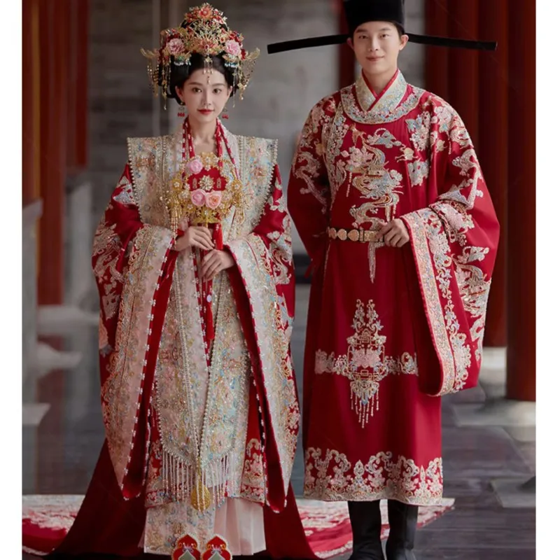 A complete set of couple outfits featuring new Chinese-style wedding dress with phoenix crown and red veil 
A complete set of couple outfits featuring new Chinese-style wedding dress with phoenix crown and red veil
