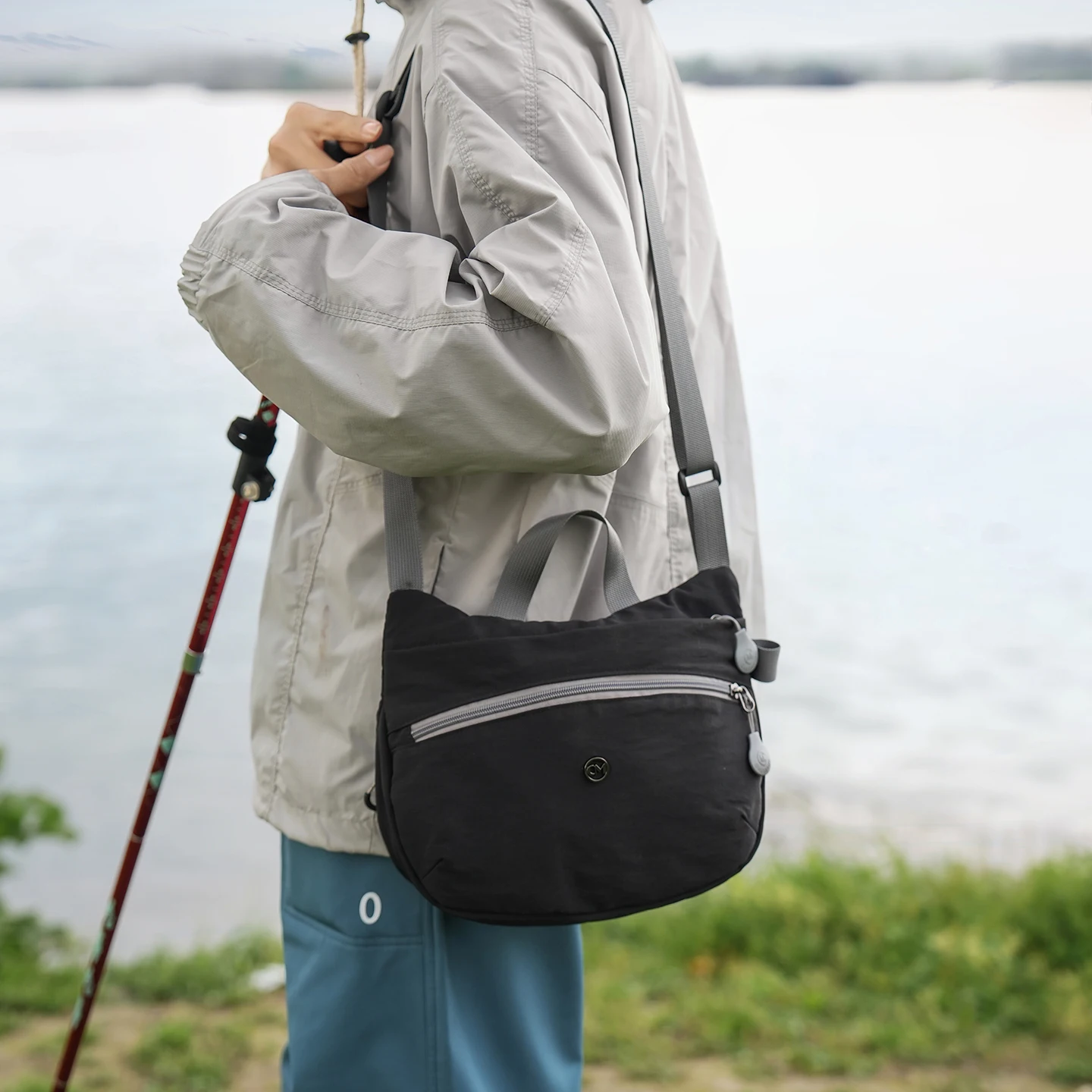 Outdoor Two-Tone Nylon Crossbody Bag with Zipper Pocket & Top Handle
Outdoor Two-Tone Nylon Crossbody Bag with Zipper Pocket & Top Handle