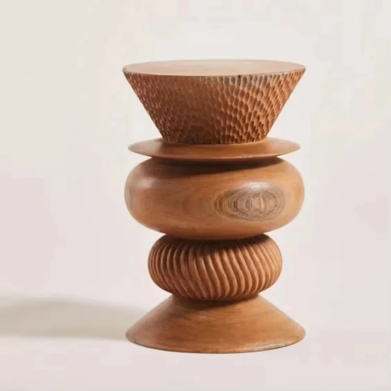 Журнальный столик из массива дерева, подвижный диван, декоративная ваза
Журнальный столик из массива дерева, подвижный диван, декоративная ваза