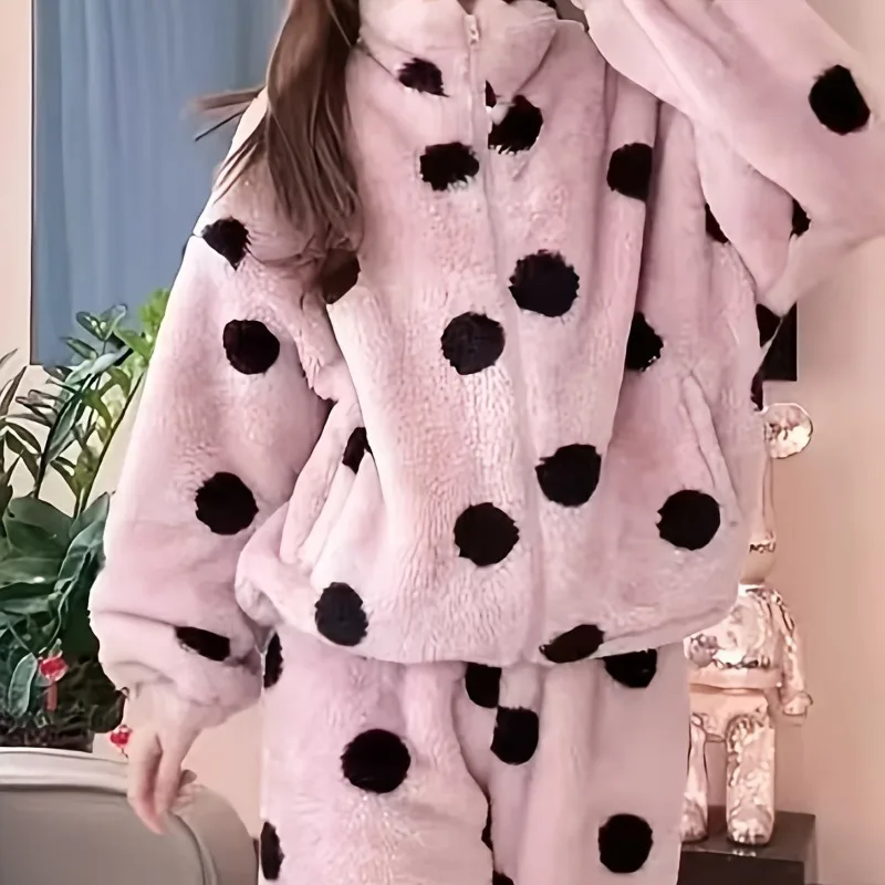 Women's Cute Casual Winter Velvet Pajamas Set Thickened Polka Dot High Neck Lounge Wear Skin-Friendly Suitable for Outdoor
Women's Cute Casual Winter Velvet Pajamas Set Thickened Polka Dot High Neck Lounge Wear Skin-Friendly Suitable for Outdoor