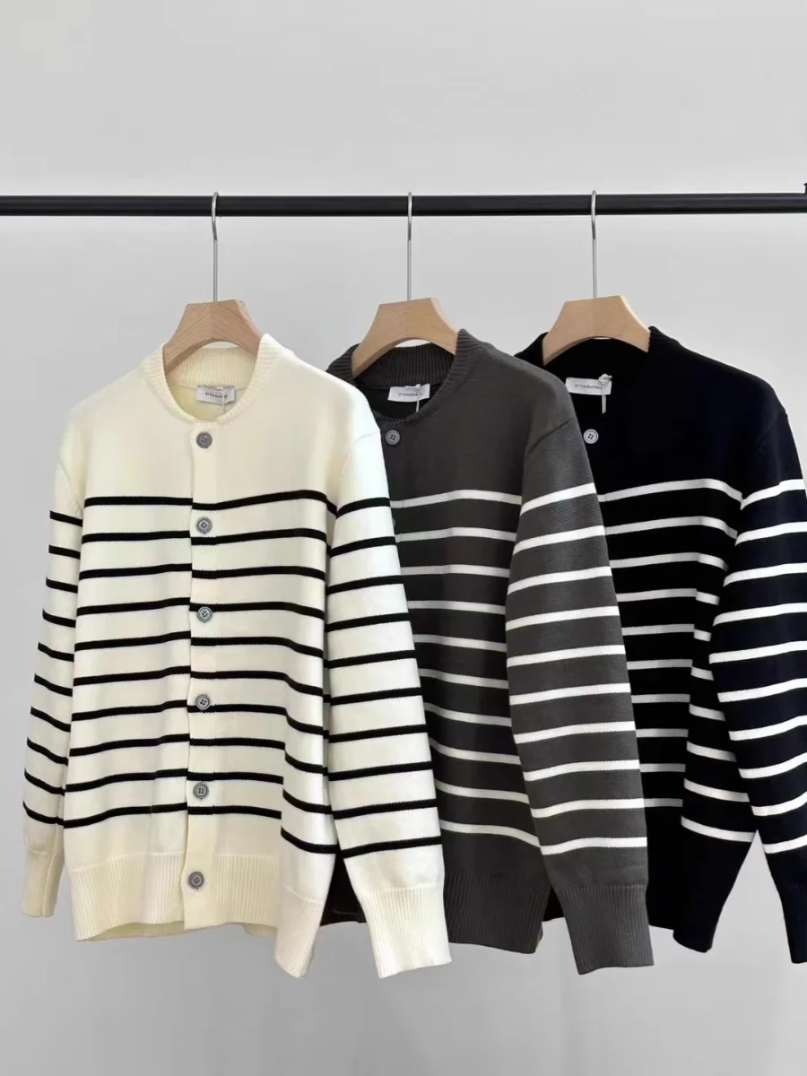 Классический корейский полосатый вязаный кардиган на пуговицах, свободный повседневный жакет с длинными рукавами для мужчин и женщин, молодежный стиль
Классический корейский полосатый вязаный кардиган на пуговицах, свободный повседневный жакет с длинными рукавами для мужчин и женщин, молодежный стиль