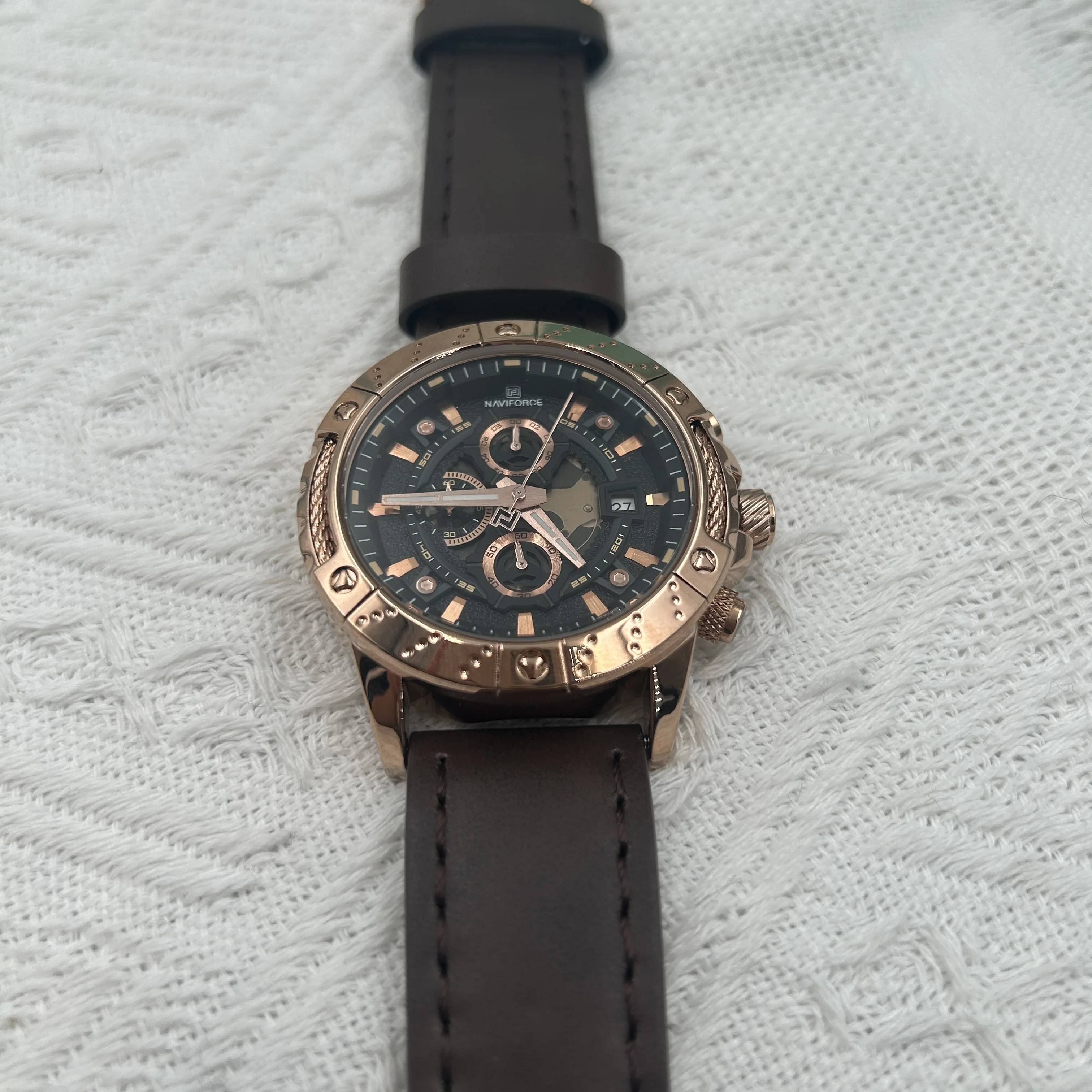 Men's outdoor workwear style wristwatch with vintage leather strap, an ideal choice for fashionable leisure
Men's outdoor workwear style wristwatch with vintage leather strap, an ideal choice for fashionable leisure