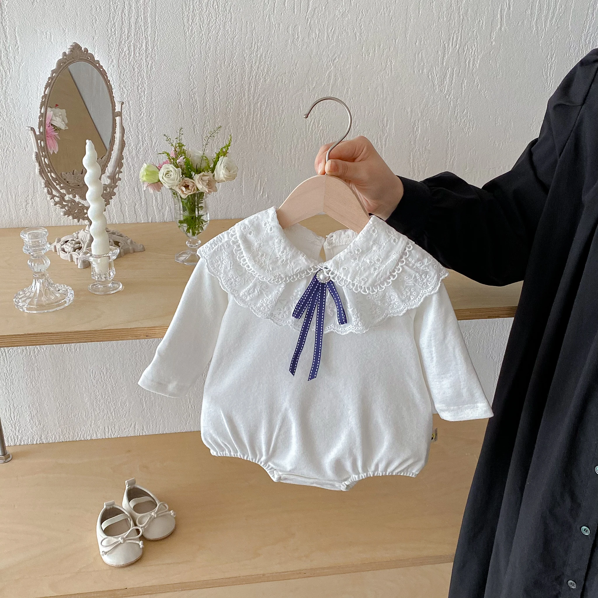 Осеннее цельное треугольное платье с большими лацканами для маленьких девочек, кружевным воротником-бабочкой и милым платьем для ползания с длинными рукавами
Осеннее цельное треугольное платье с большими лацканами для маленьких девочек, кружевным воротником-бабочкой и милым платьем для ползания с длинными рукавами