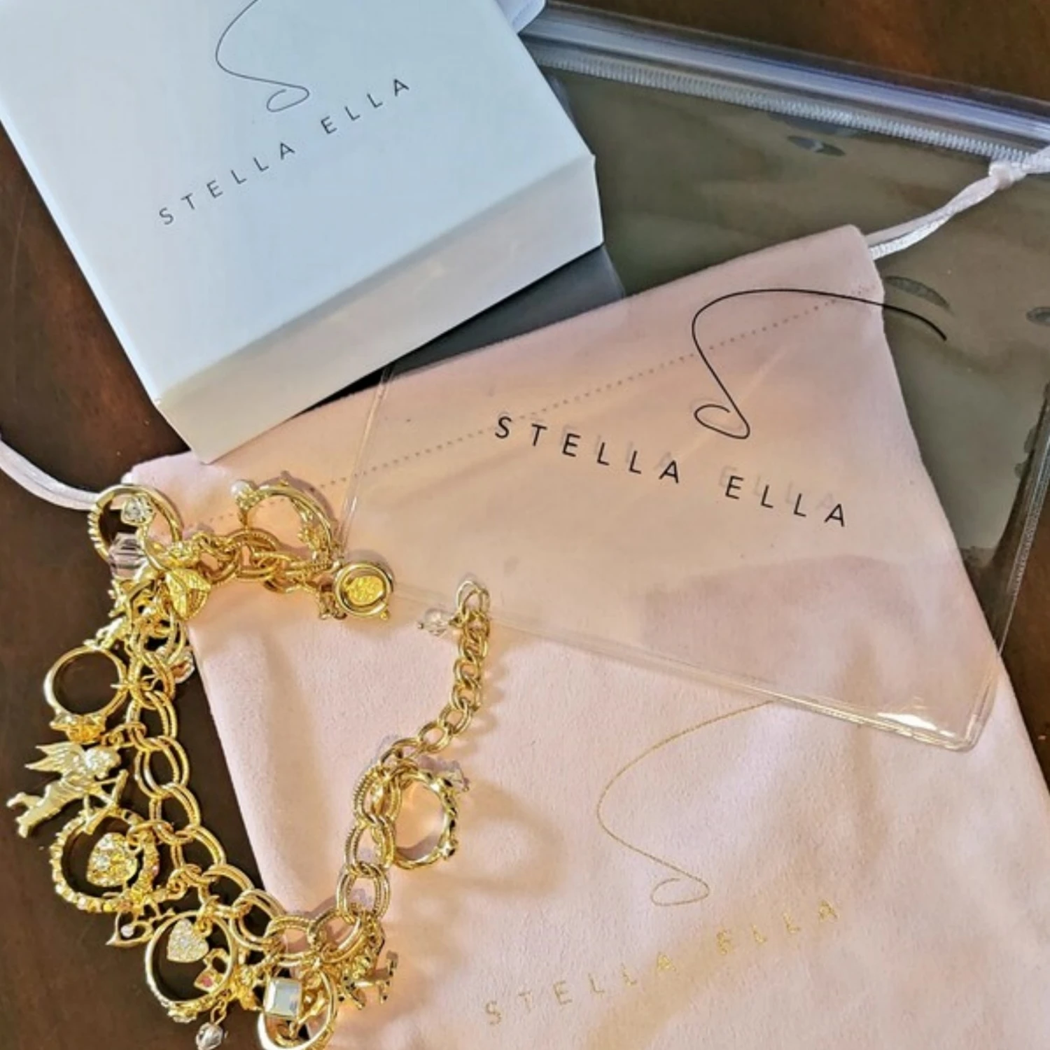 Персонализированная фиолетовая шкатулка для драгоценностей из 20 шт. с мешочком из микрофибры: набор упаковки с логотипом
Персонализированная фиолетовая шкатулка для драгоценностей из 20 шт. с мешочком из микрофибры: набор упаковки с логотипом