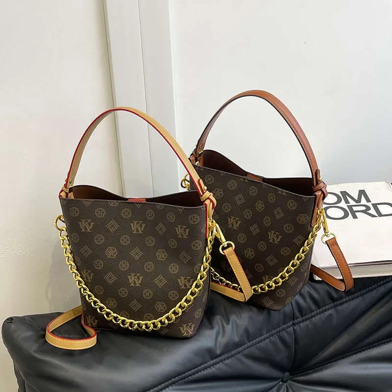 Fashion Classic Designer Bag for Women Large Capacity Commuter with Chain Monogram Printed Versatile Shoulder Crossbody Bag for
Fashion Classic Designer Bag for Women Large Capacity Commuter with Chain Monogram Printed Versatile Shoulder Crossbody Bag for