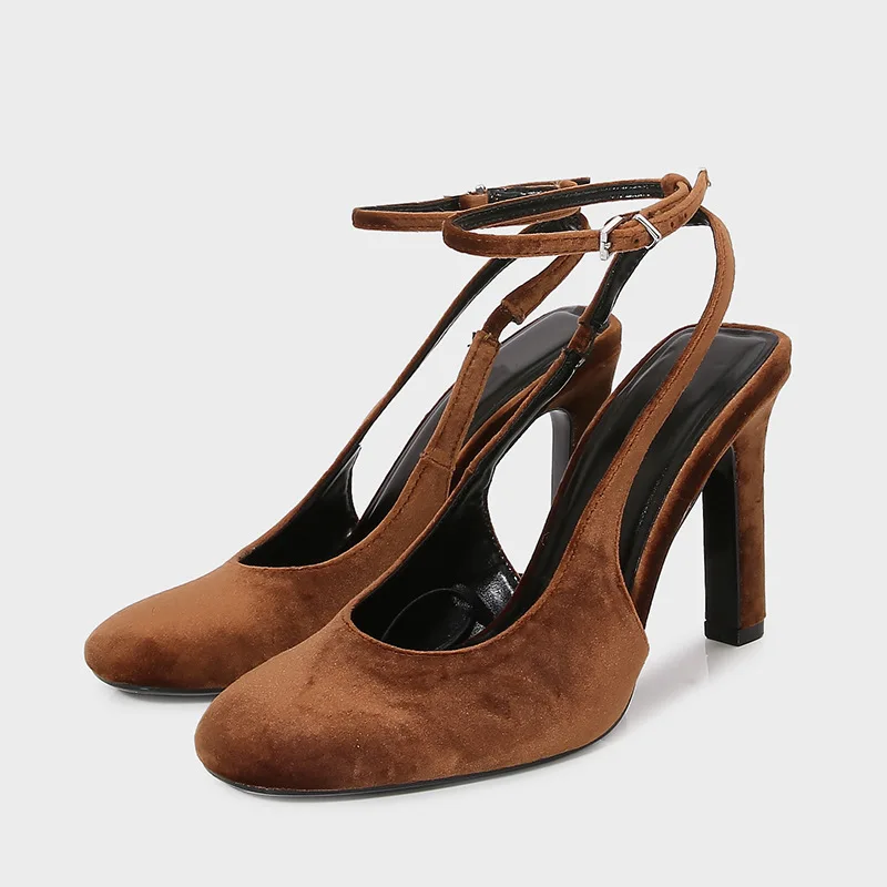 Стильные коричневые бархатные туфли-лодочки на блочном каблуке для женщин, элегантные модельные туфли с острым носком и ремешком на щиколотке
Стильные коричневые бархатные туфли-лодочки на блочном каблуке для женщин, элегантные модельные туфли с острым носком и ремешком на щиколотке