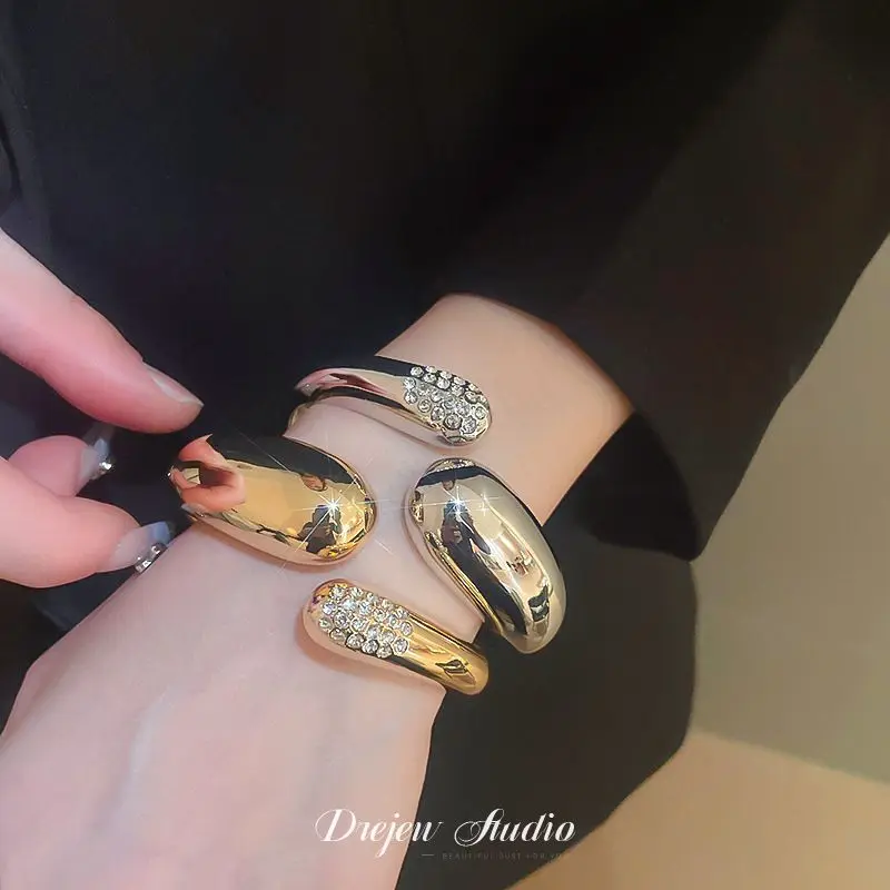 Diamond-encrusted geometric opening bracelet women's European and American exaggerated niche personality bracelet
Diamond-encrusted geometric opening bracelet women's European and American exaggerated niche personality bracelet