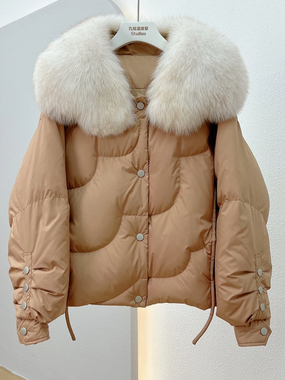 2023 Winter Casual Fashion New Short Thickened Large Fur Collar High-end Luxury Fox fur Parka White Goose Down Jacket
2023 Winter Casual Fashion New Short Thickened Large Fur Collar High-end Luxury Fox fur Parka White Goose Down Jacket