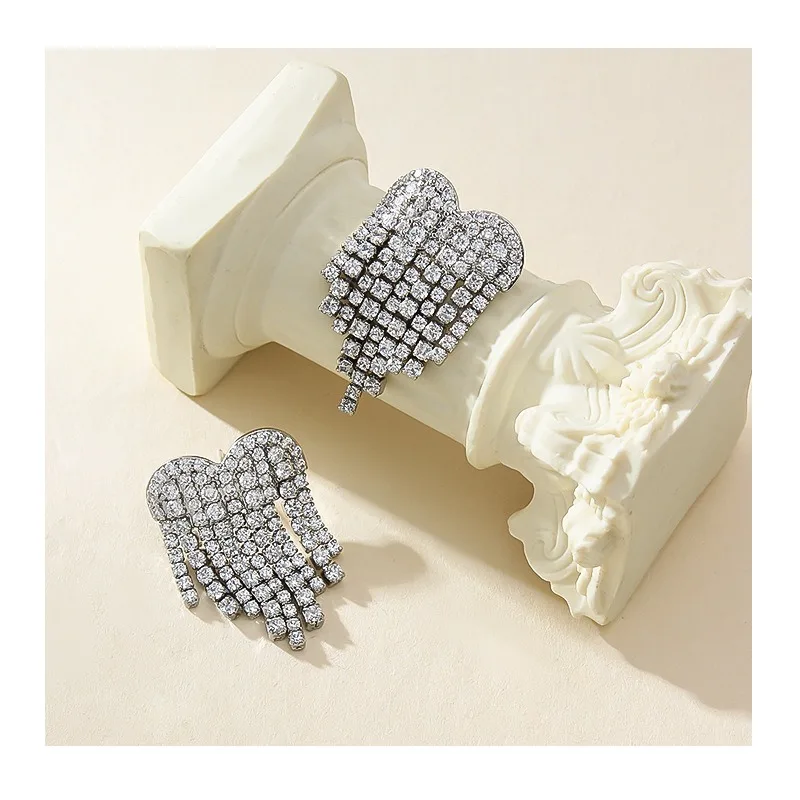 Earrings for Women with The Same Love Fringed Earrings, Zircon Inlaid Fringed Chain, Wind Love Earrings.
Earrings for Women with The Same Love Fringed Earrings, Zircon Inlaid Fringed Chain, Wind Love Earrings.