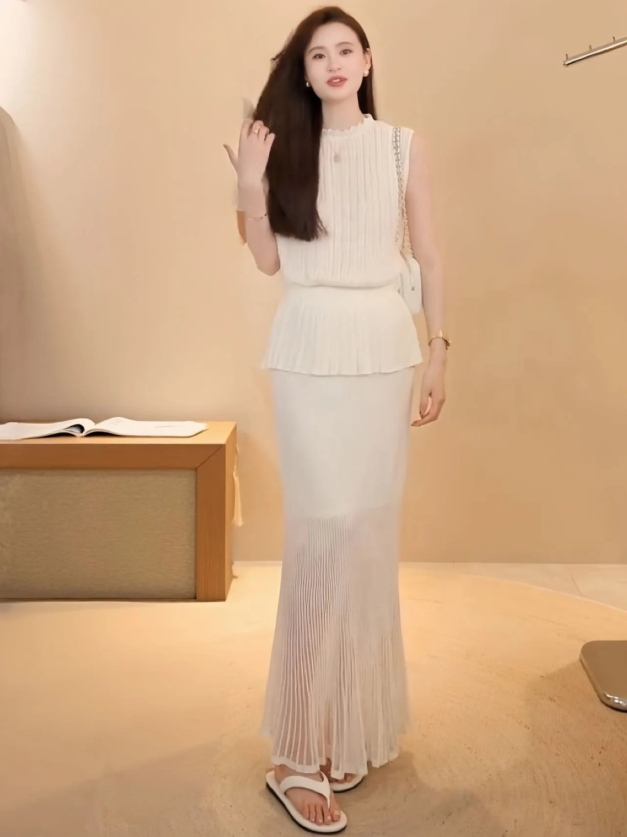 Stunning Two-Piece Set Women's Sleeveless Top And High-Waisted Skirt Summer Fashion Ensemble Breathable Quick-Dry Univer...
Stunning Two-Piece Set Women's Sleeveless Top And High-Waisted Skirt Summer Fashion Ensemble Breathable Quick-Dry Univer...