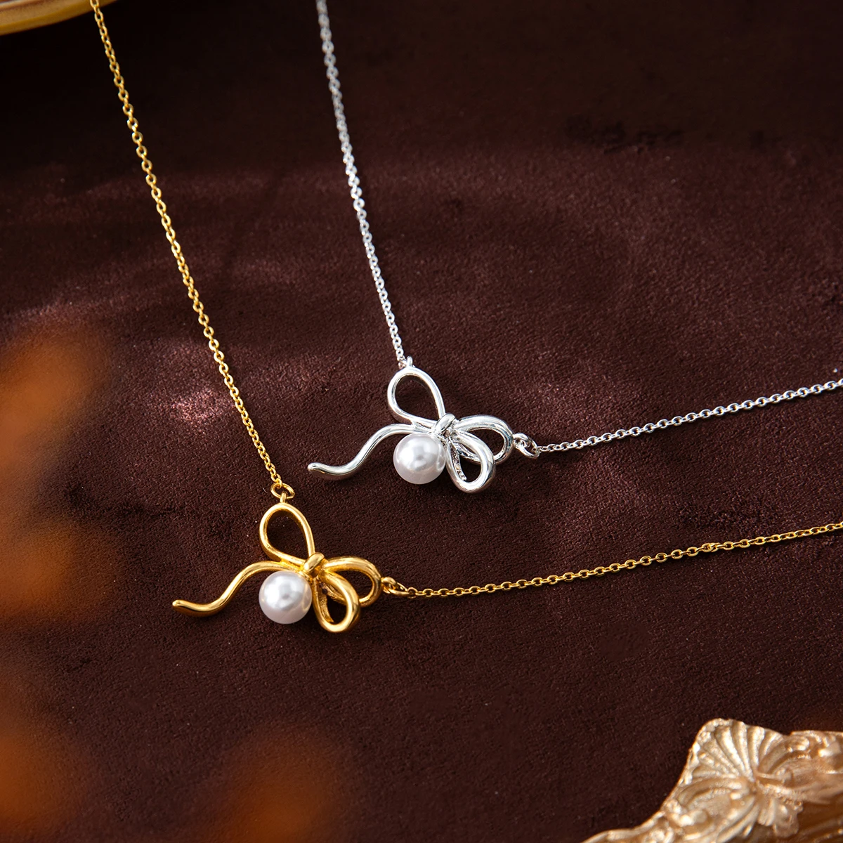 Fashionable and minimalist pearl bow tie pendant necklace,copper,electroplated 18K gold color protection, Valentine's Day gift
Fashionable and minimalist pearl bow tie pendant necklace,copper,electroplated 18K gold color protection, Valentine's Day gift