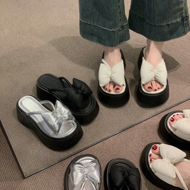 In The Summer of2025,There Will Be A Variety of Trendy and Versatile Round-toed Flip-flops and Thick-soled Beach Shoes with Bows
In The Summer of2025,There Will Be A Variety of Trendy and Versatile Round-toed Flip-flops and Thick-soled Beach Shoes with Bows