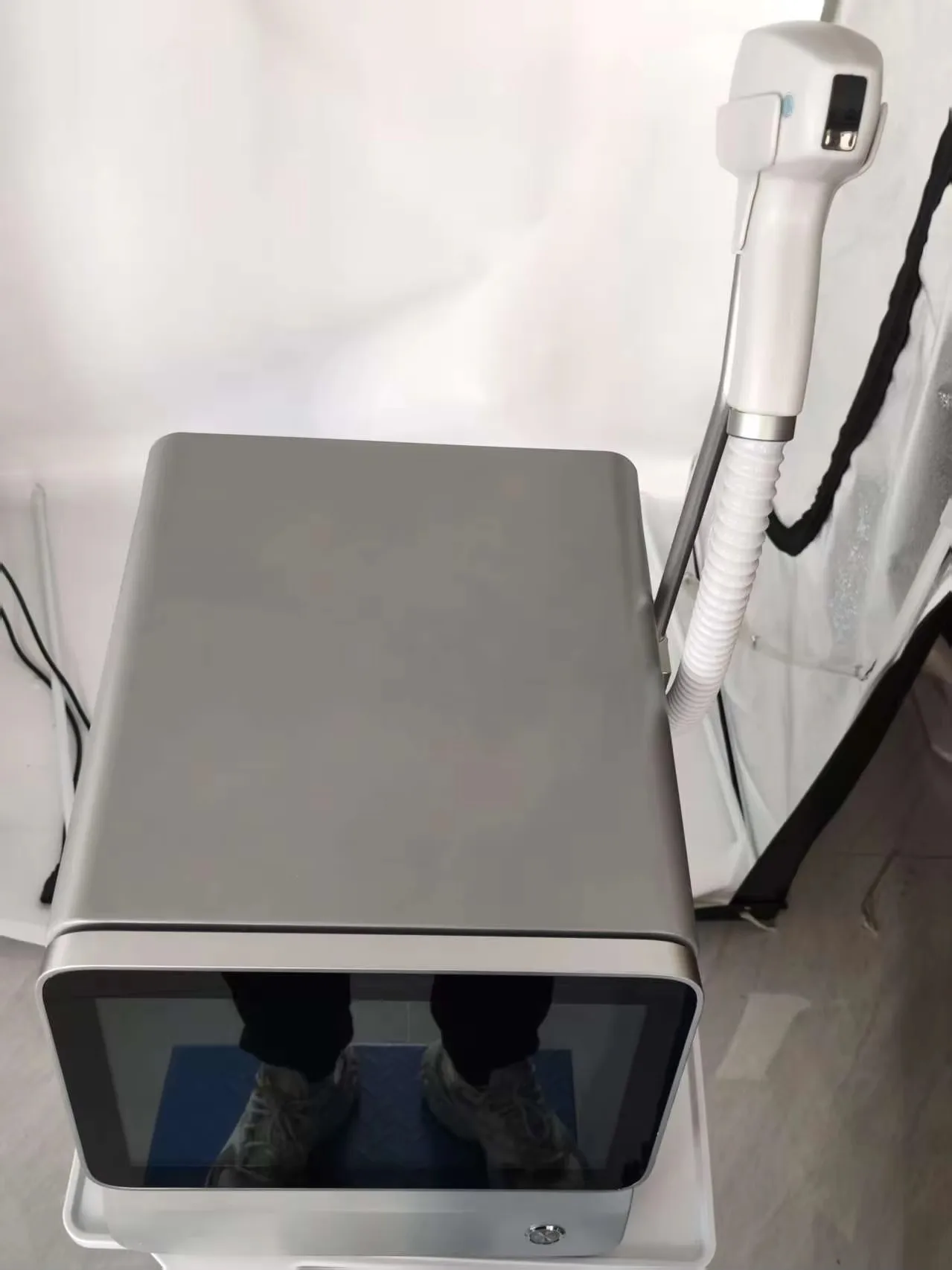 3000 Вт диодный лазер для удаления волос 755 808 1064 нм диодный лазер 3 длины волны безболезненное удаление волос косметическое оборудование
3000 Вт диодный лазер для удаления волос 755 808 1064 нм диодный лазер 3 длины волны безболезненное удаление волос косметическое оборудование